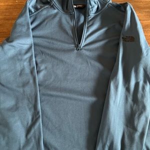 *New with Tags* Women’s North Face pull over- size Large
